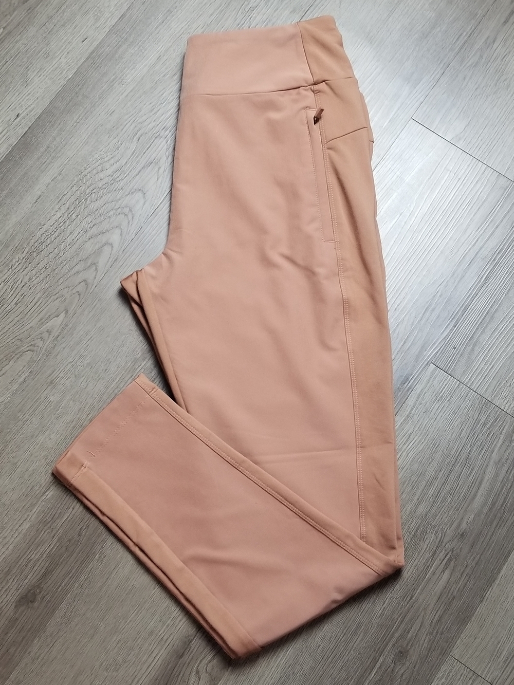 Mondetta WOMEN'S Two Tone Peach Crop Leggings (SIZE M)